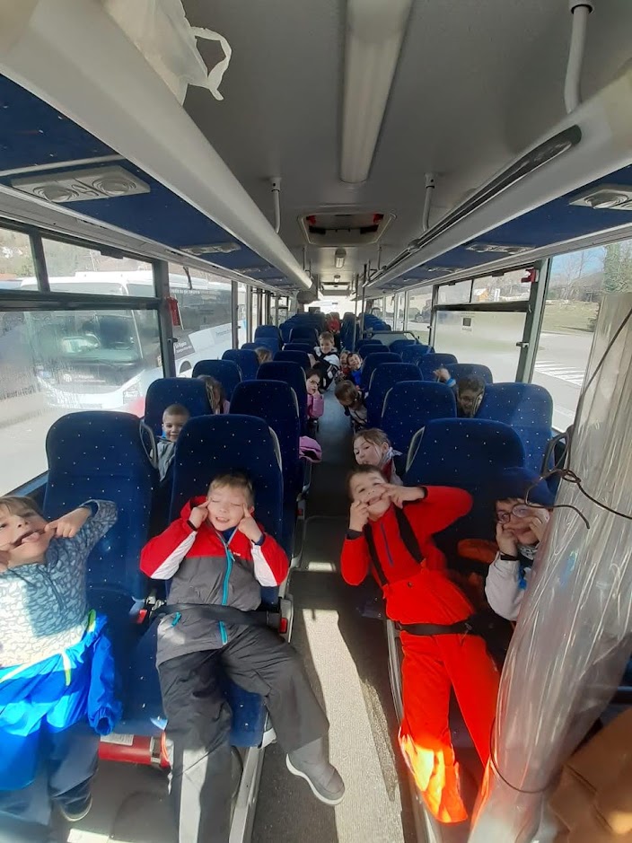 Deux bus montent les enfants en station